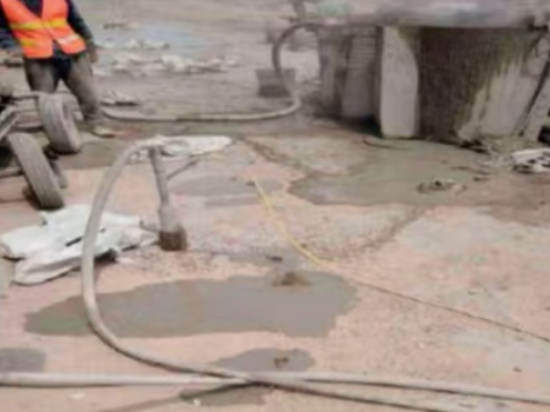 牡丹江水泥混凝土路面板底注浆技术 路面脱空注浆整治方案