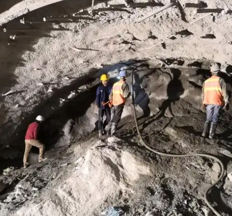 牡丹江拱顶带模注浆料的施工流程及注意事项